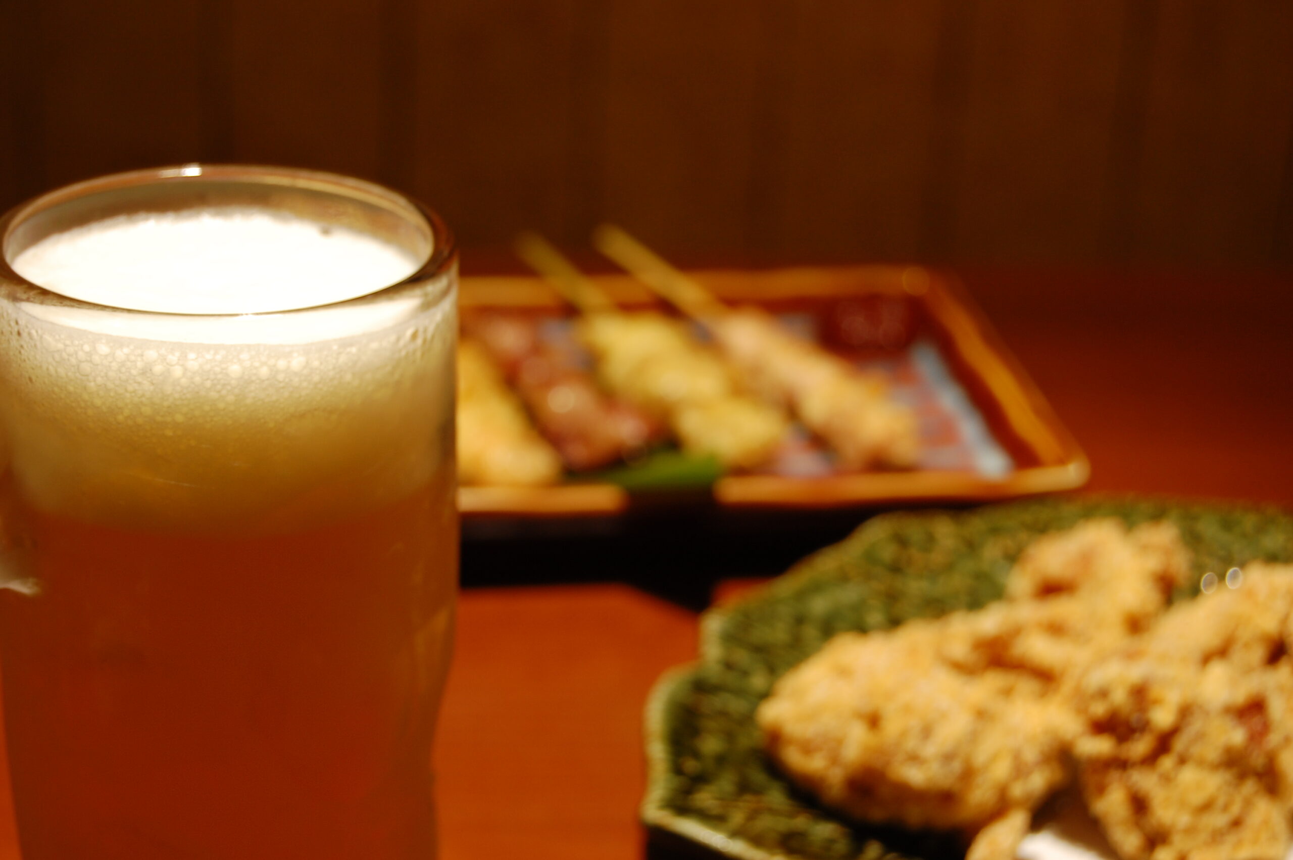 beer and yakitori in izakaya